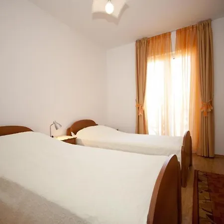 ブリエスト アパート *