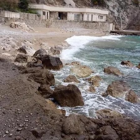 ブリエスト アパート *